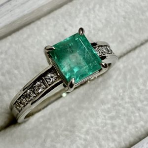 Pt1000 エメラルド&メレダイヤモンド付きリング